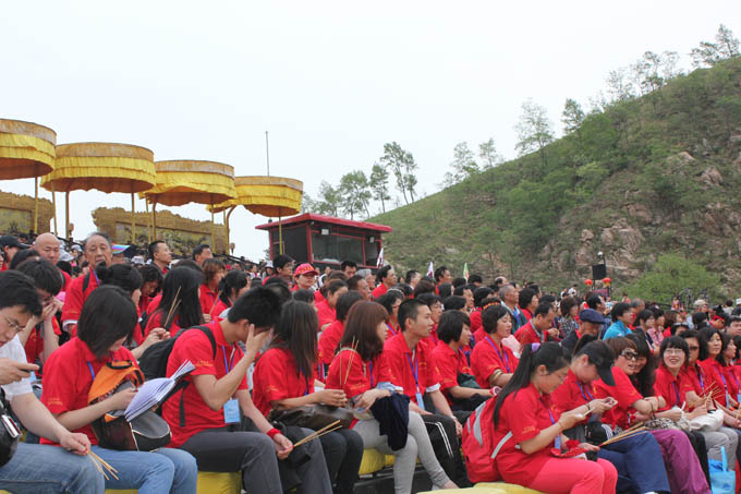 嘉华国旅参加活动的客人使会场成为红色的海洋